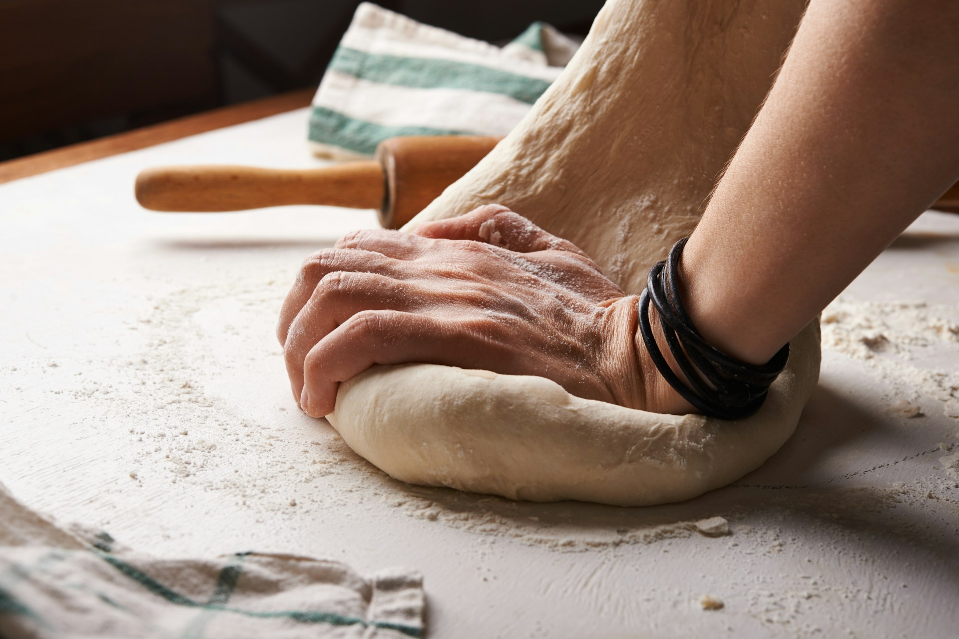 Artisan boulanger pétrissant la pâte